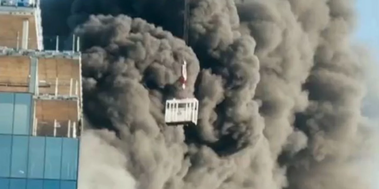 Βρετανία: Εργάτης διασώθηκε τελευταία στιγμή από φλεγόμενο κτήριο – Τον απομάκρυνε γερανός (βίντεο)