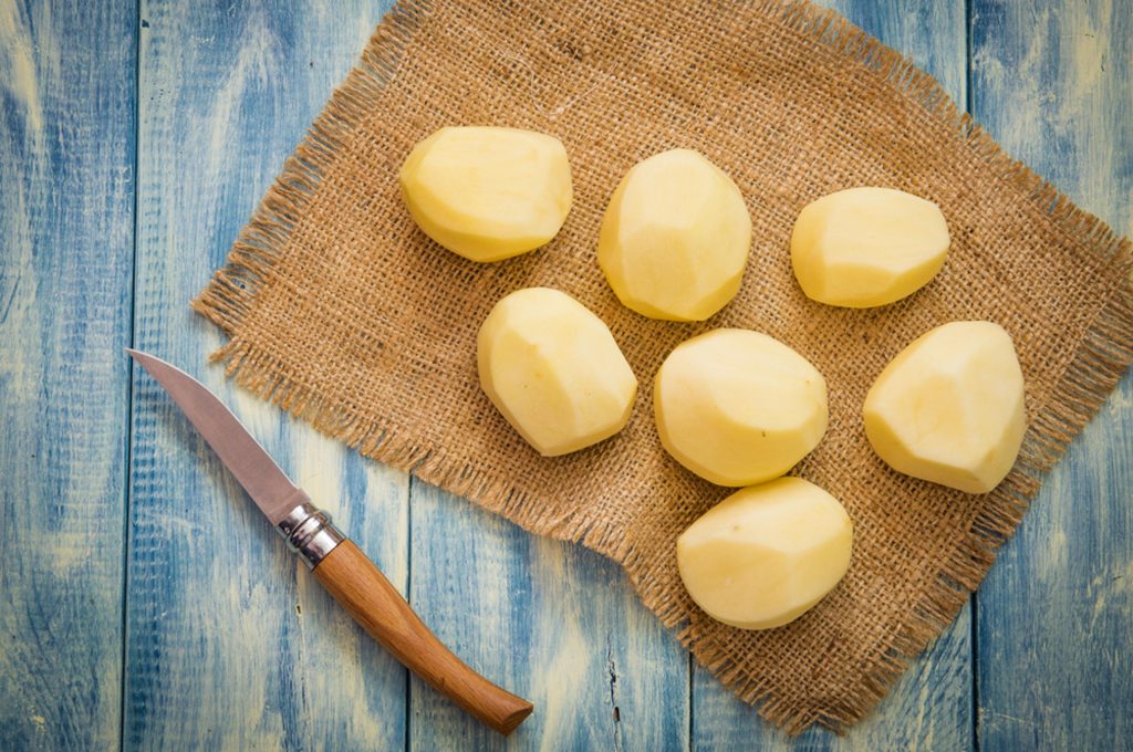 Το κολπάκι που θα σας βοηθήσει να ξεφλουδίζετε τη φλούδα της πατάτας γρηγορότερα από ποτέ (βίντεο)