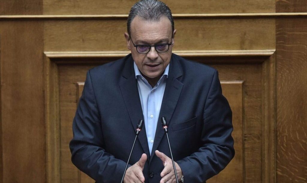 Να παραδώσουν τις έδρες τους οι αποχωρήσαντες ζητάει και ο Σ.Φάμελλος μετά την Θ.Αυγέρη