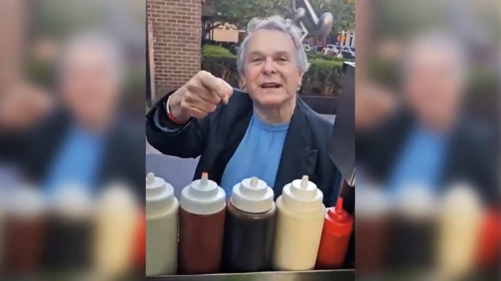 ΗΠΑ: Χειροπέδες σε πρώην αξιωματούχο του Στέιτ Ντιπάρτμεντ που αποκάλεσε «τρομοκράτη» Αιγύπτιο υπαίθριο πωλητή