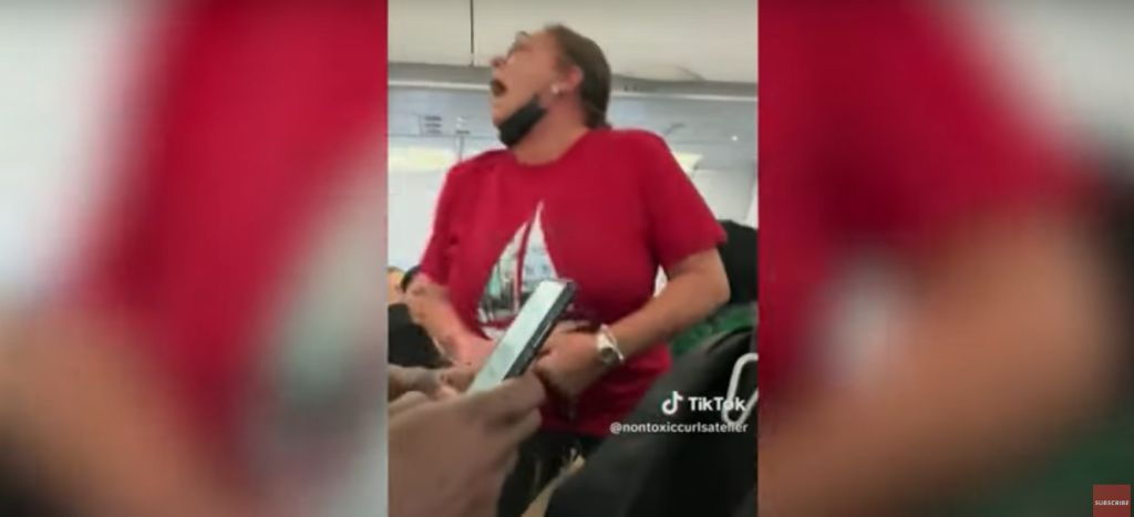 Επιβάτης πτήσης ούρησε στον διάδρομο του αεροπλάνου επειδή της απαγόρευσαν να πάει στην τουαλέτα! (βίντεο)