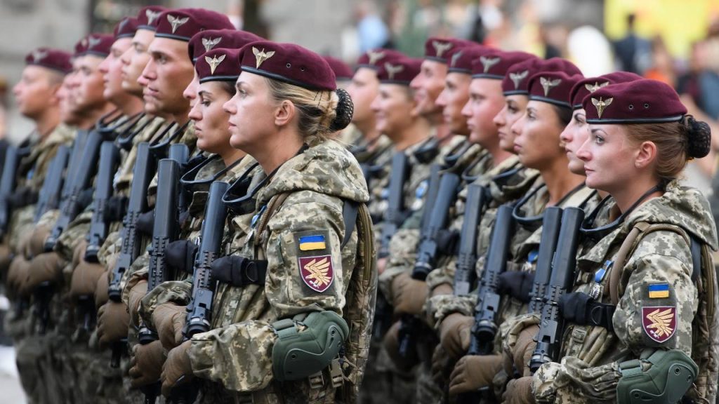 Βίντεο: Η ζωή των Ουκρανών γυναικών στρατιωτών στα χαρακώματα – Ο θάνατος δεν κάνει διακρίσεις λόγω φύλου