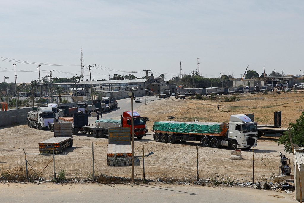 Φορτηγά με ανθρωπιστική βοήθεια και καύσιμα εισέρχονται στη Λωρίδα της Γάζας