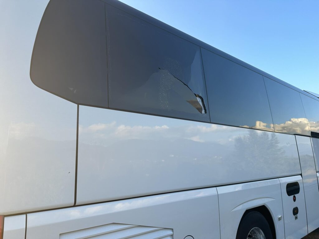 Επίθεση με πέτρες σε λεωφορείο του Υπεραστικού ΚΤΕΛ Μεσσηνίας –  Επέβαιναν 49 επιβάτες (φώτο)