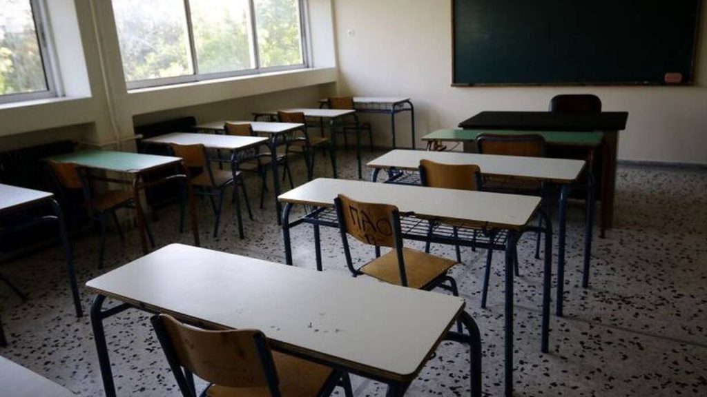 Βόλος: Κατέρρευσαν σοβάδες σε δημοτικό σχολείο – Ο διάδρομος της εισόδου γέμισε με μπάζα