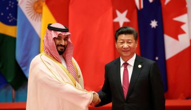 Μεγάλη συμφωνία Κίνας-Σαουδικής Αραβίας: Βγάζουν το δολάριο από τις συναλλαγές τους – Θα χρησιμοποιούν τοπικά νομίσματα