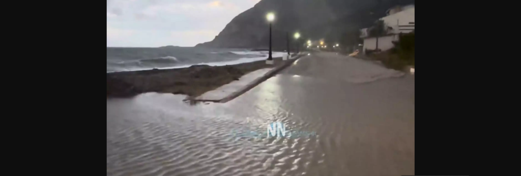 Η κακοκαιρία Βettina «χτυπά» τη Ναύπακτο – Η θάλασσα βγήκε στη στεριά (βίντεο)