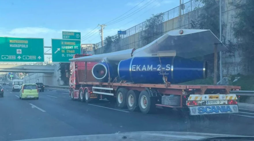 Βίντεο με το αεροπλάνο που προκάλεσε… μποτιλιάρισμα στην Αττική Οδό