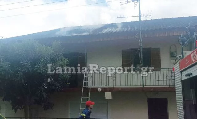 Στις φλόγες τυλίχτηκε σπίτι στο Σταυρό Λαμίας – Διασωληνώθηκε ο ιδιοκτήτης