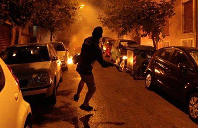 Καταδρομική επίθεση με πέτρες και μολότοφ στην Καισαριανή – Έκαψαν αυτοκίνητο και κάδους και έσπασαν καταστήματα