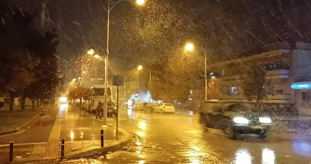 Η κακοκαιρία «σφυροκοπά» την Ελλάδα: Χιόνισε στην Πτολεμαΐδα – Δείτε φωτογραφίες