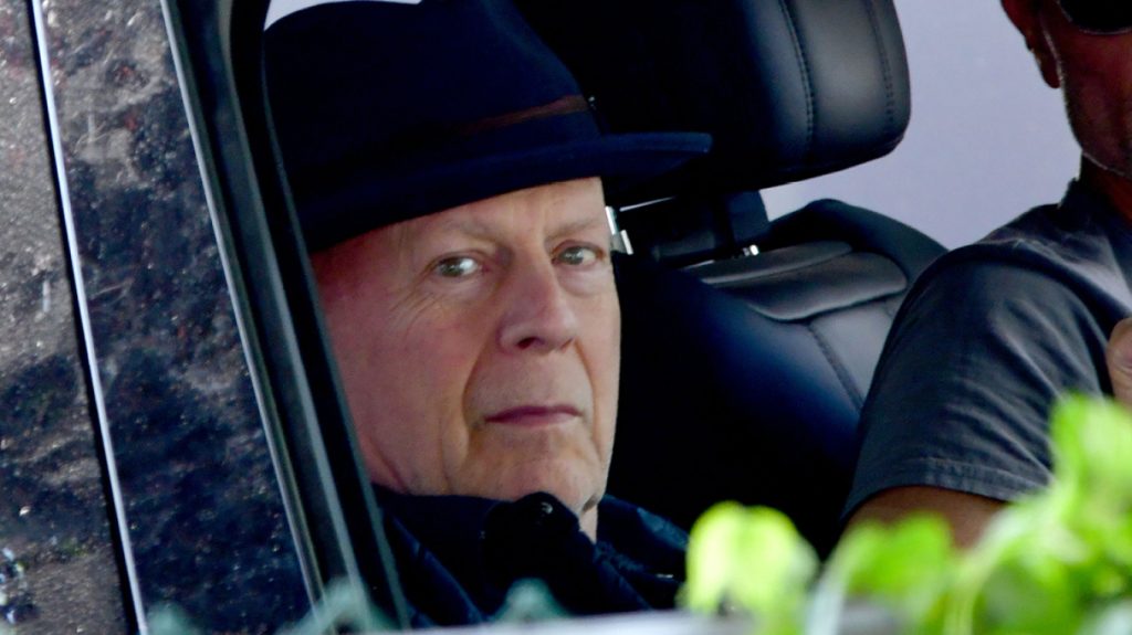 Νέο βίντεο με τον Μπρους Γουίλις: Κρατά το χέρι της κόρης του ενώ παλεύει με την άνοια