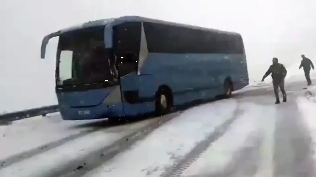 Συνεχίζεται ο απεγκλωβισμός των αποκλεισμένων στο λεωφορείο στο Καϊμακτσαλάν (βίντεο)