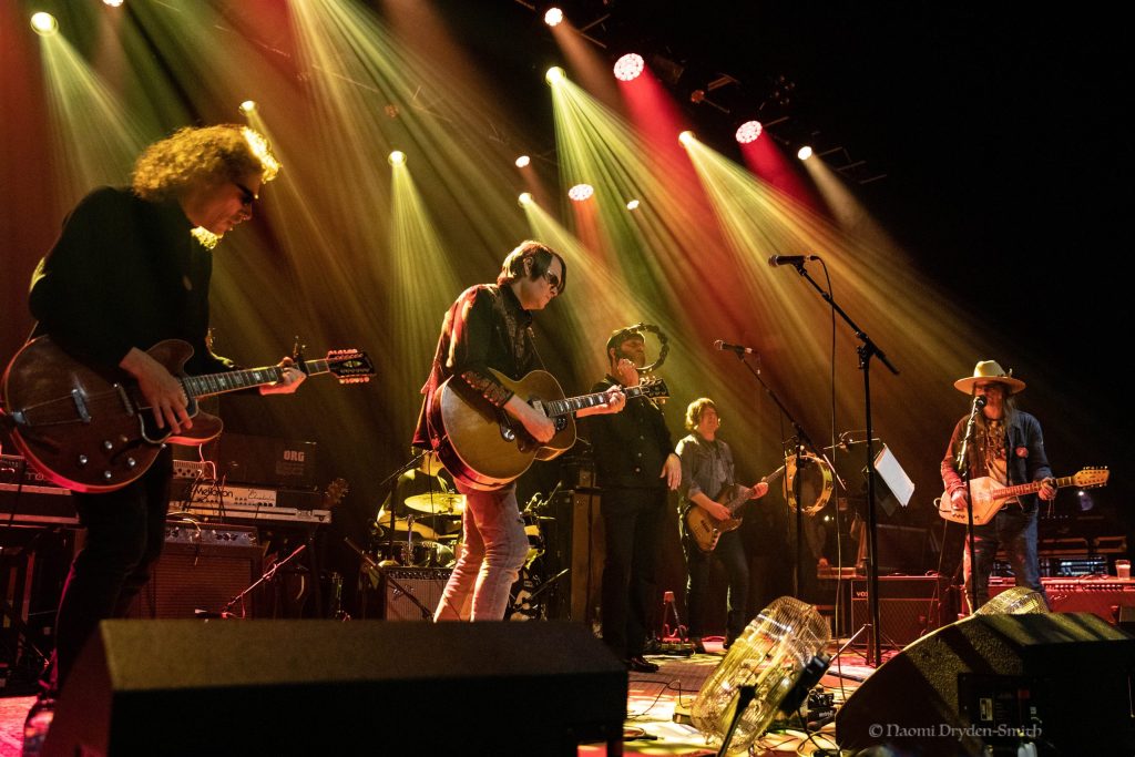 Αυστραλία: Συγκρότημα πλακώθηκε στο ξύλο πάνω στη σκηνή (βίντεο)