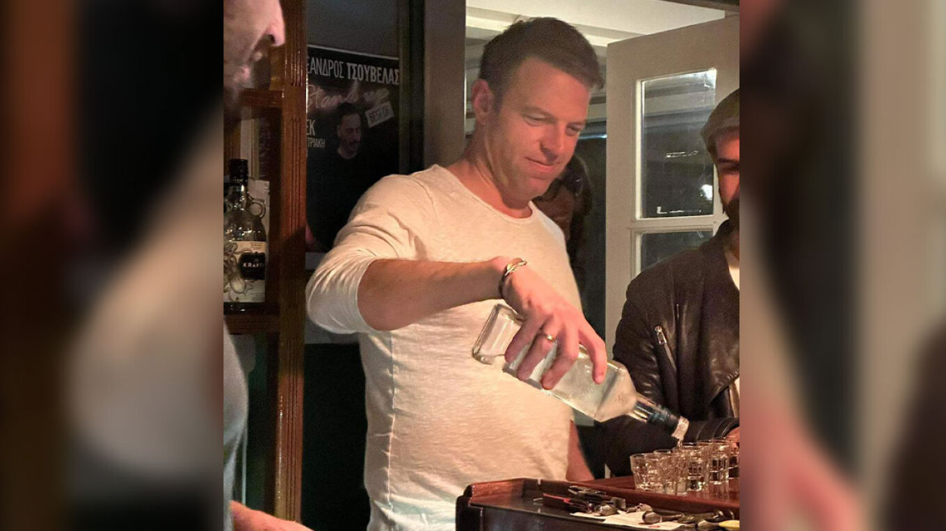 «Μπάρμαν» στις Σπέτσες ο Σ.Κασσελάκης: Έβαζε σφηνάκια