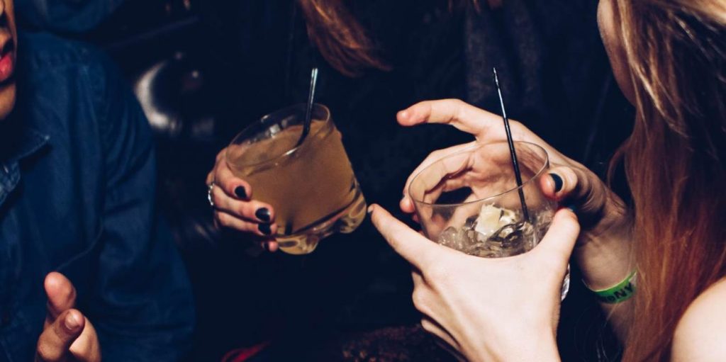 Ρόδος: 16χρονη μαθήτρια κατέρρευσε σε μπαρ μετά από κατανάλωση αλκοόλ