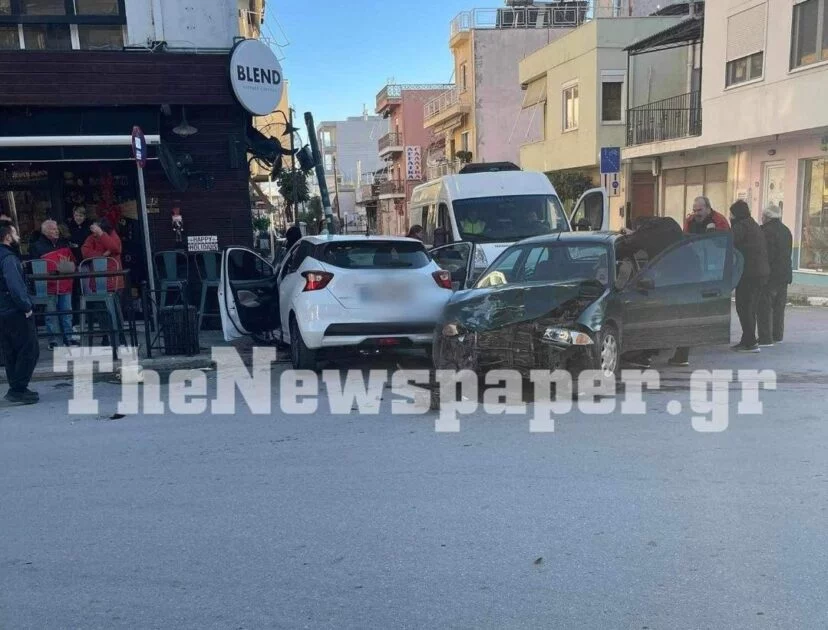 Βόλος: Αυτοκίνητα συγκρούστηκαν και κατέληξαν σε πρόσοψη καφετέριας (φωτο)