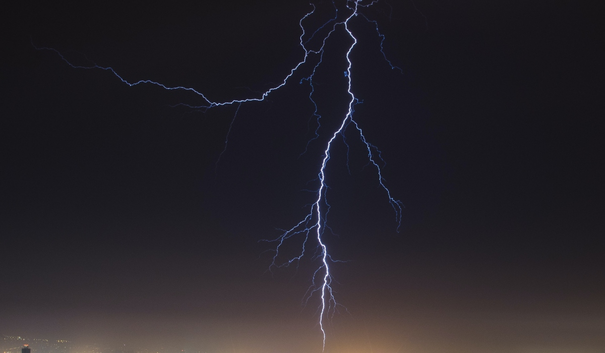 Εντυπωσιακή εικόνα: Κεραυνοί και αστραπές πάνω από το αεροδρόμιο «Ελ.Βενιζέλος» (φώτο)