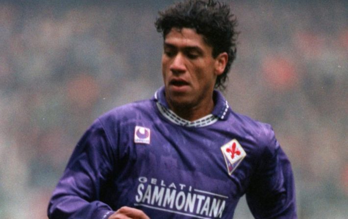 Ο ποδοσφαιριστής που υπέγραψε σε ομάδα με τον όρο να βγει με την Σάρον Στόουν – Έπρεπε απλά να βάλει 7 γκολ