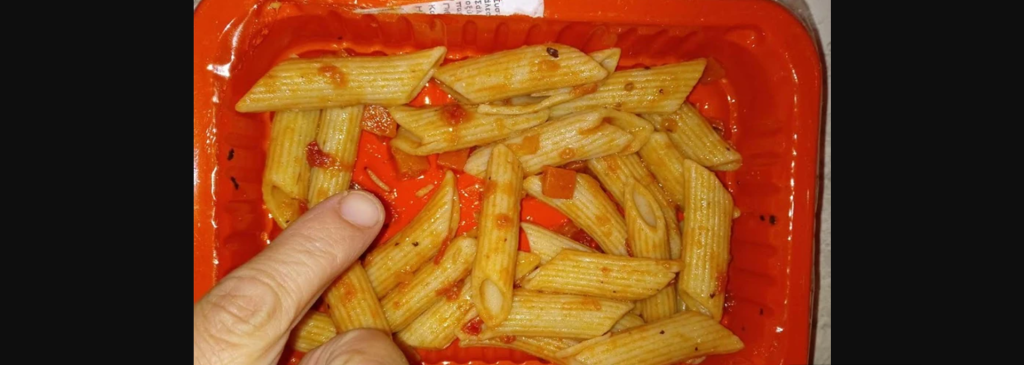 Απίστευτο περιστατικό στη Θεσπρωτία: Μητέρα βρήκε σκουλήκια στο σχολικό γεύμα του γιου της (φωτο)