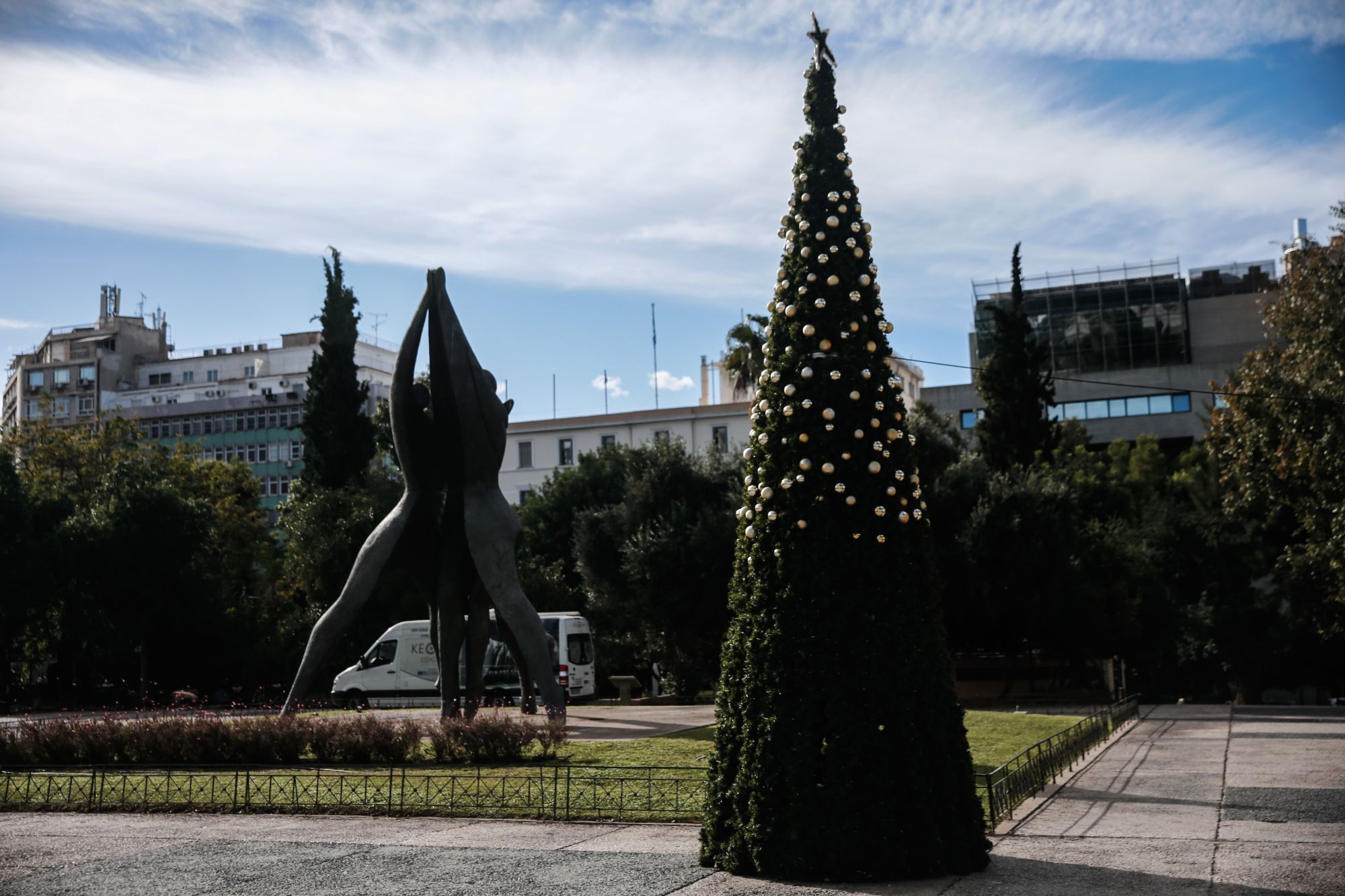 Άρπαξαν ότι μπόρεσαν: «Έγδυσαν» το χριστουγεννιάτικο δέντρο στην Κλαυθμώνος – Πήραν όσα στολίδια έφταναν