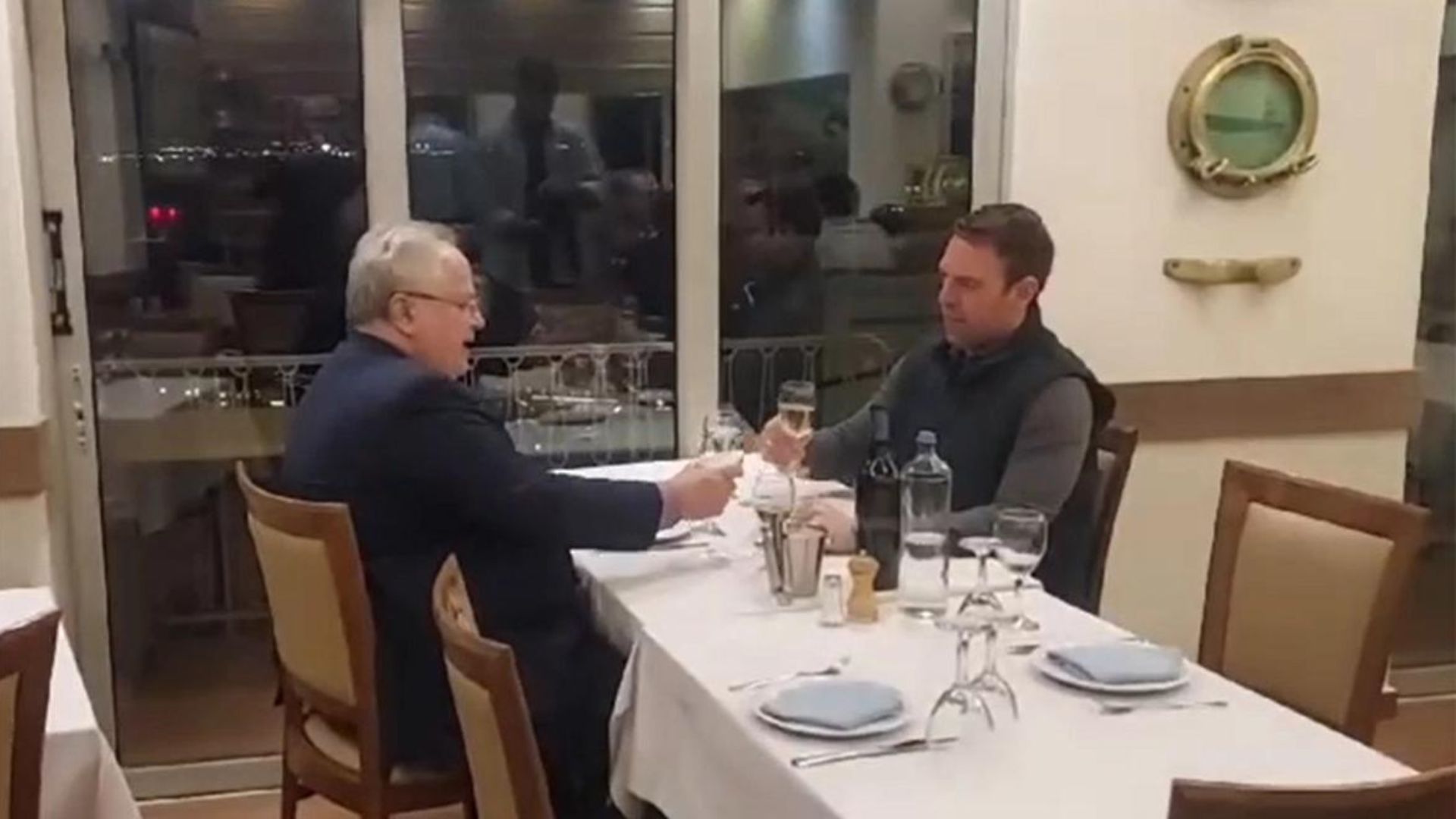 Στην αγαπημένη ταβέρνα του Κ.Σημίτη στην Καστέλα γευμάτισαν Σ.Κασσελάκης-Ν.Κοτζιάς