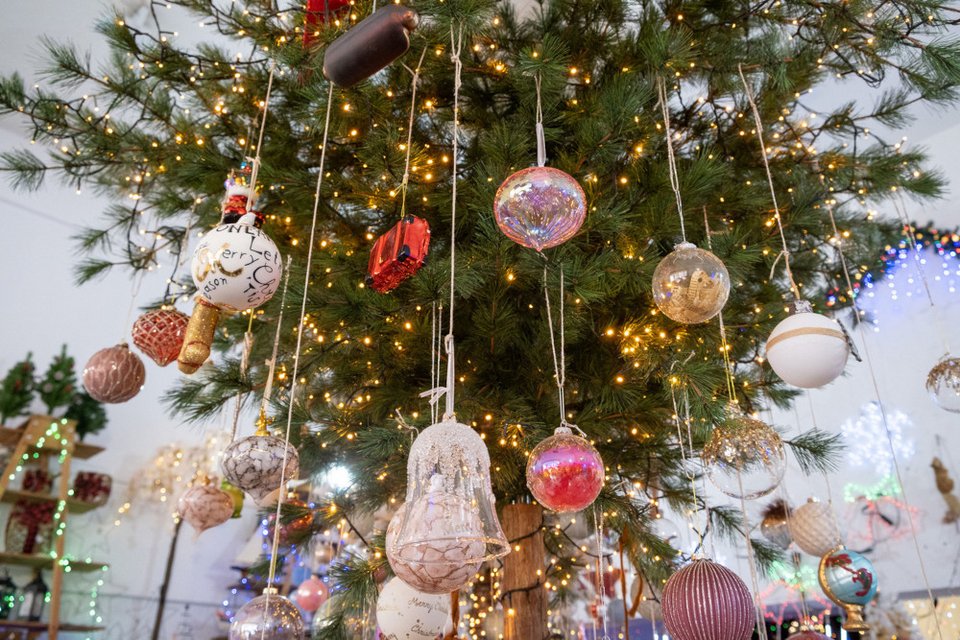 «Τσιμπάνε» τα χριστουγεννιάτικα στολίδια – Αυξήσεις 10% στη Θεσσαλονίκη