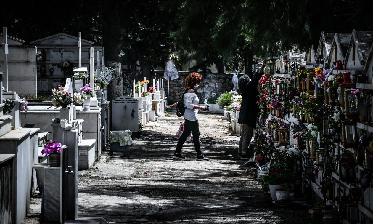 Θεσσαλονίκη: Κλέβουν μπουκάλια με ελαιόλαδο από τα νεκροταφεία – «Τα παίρνουν και μετά τα πουλάνε»