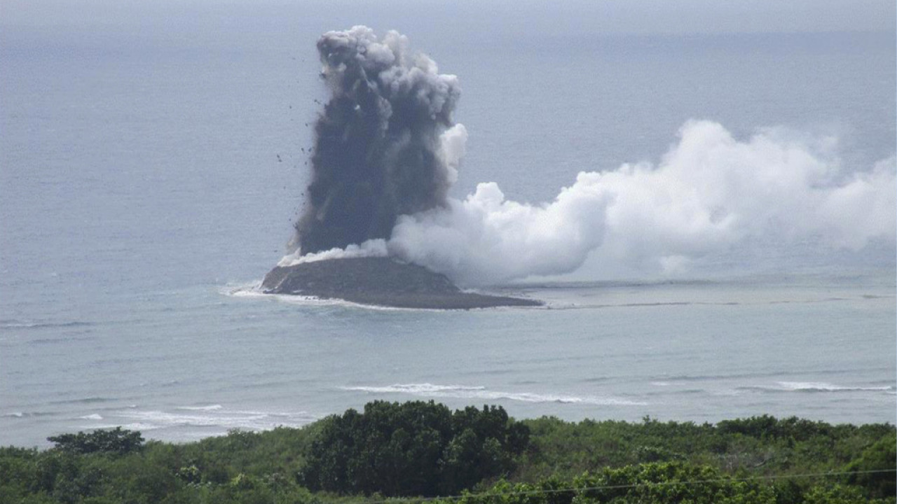 Ιαπωνία: Δείτε εικόνες από την υποθαλάσσια ηφαιστειακή έκρηξη στο νησί Ίβο Τζίμα (βίντεο)
