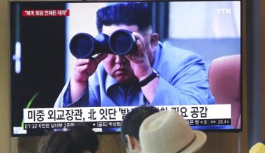 Βόρεια Κορέα: Ο Κιμ Γιονγκ Ουν επιθεώρησε δορυφορικές φωτογραφίες του Λευκού Οίκου και του αμερικανικού Πενταγώνου