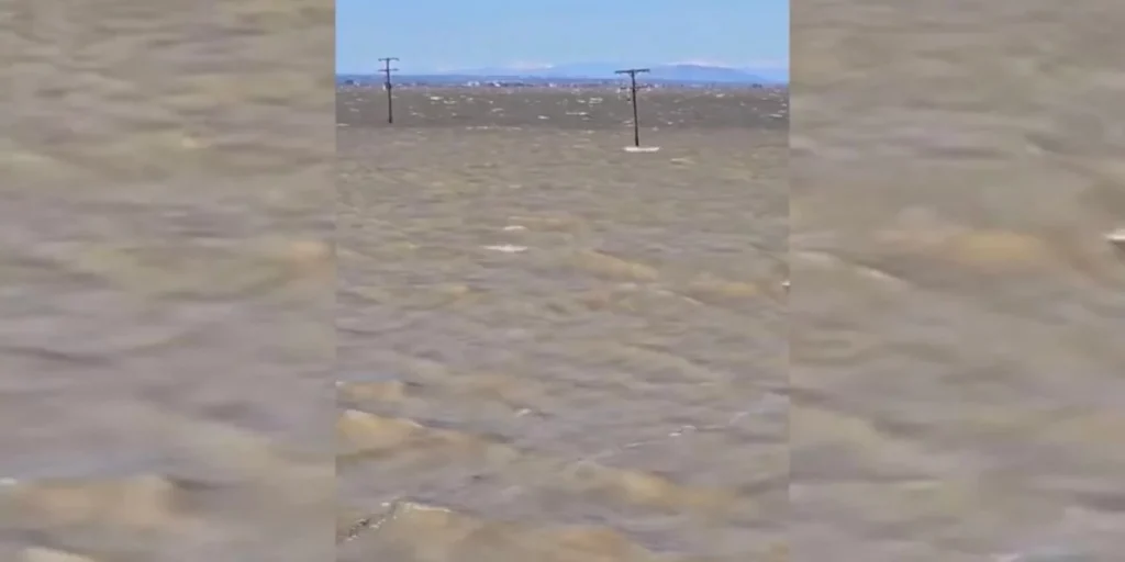 Φουρτουνιασμένη θάλασσα πλέον η λίμνη Κάρλα – Έχει καλύψει ολόκληρα τα χωράφια (βίντεο)