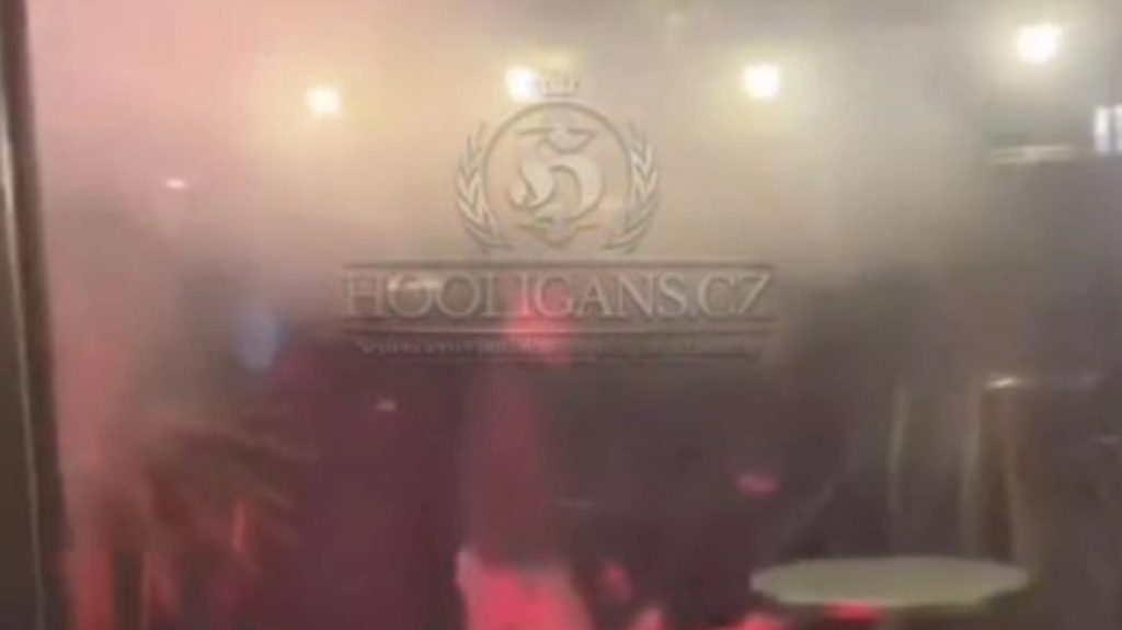 Άγριες συμπλοκές μεταξύ οπαδών στο Παρίσι πριν την αναμέτρηση της Παρί με τη Νιούκαστλ (βίντεο)