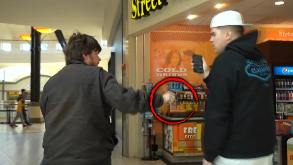 Βίντεο: Youtuber παρενοχλεί περαστικό και αυτός τον πυροβολεί!