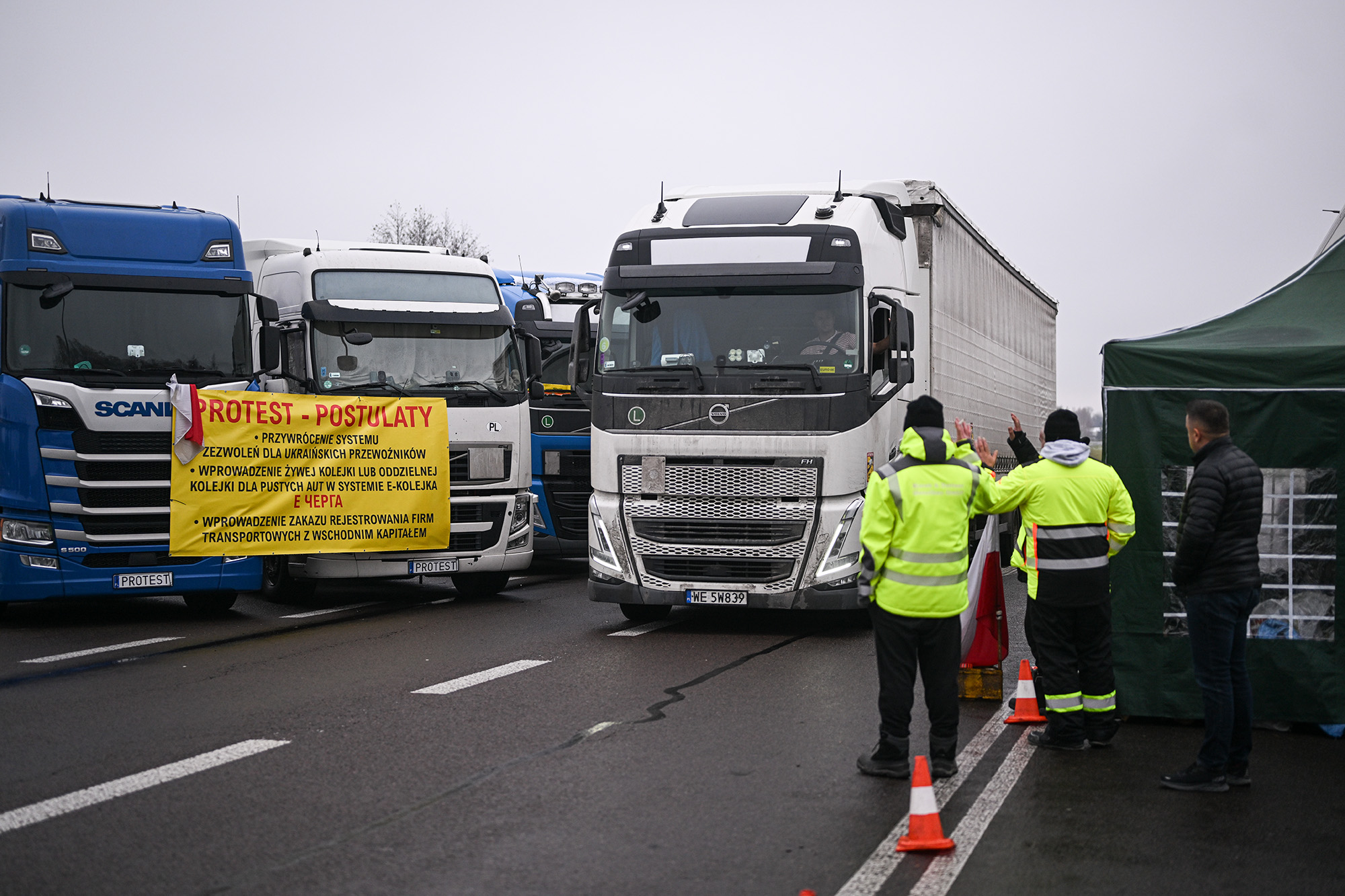 Στα «κάγκελα» Πολωνοί και Σλοβάκοι οδηγοί φορτηγών λόγω των ευκολιών στην Ουκρανία – Έλεγχοι και μπλόκο στα σύνορα