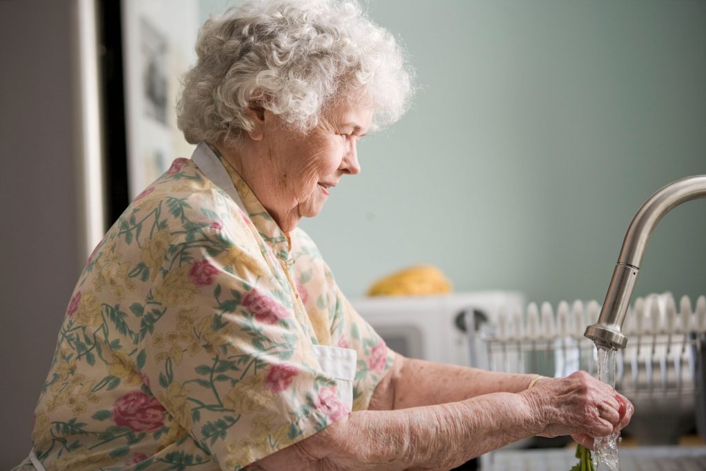 Αλτσχάιμερ: Αυτή είναι η μη φαρμακολογική παρέμβαση που μπορεί να μειώσει τον κίνδυνο