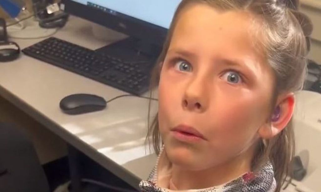 Ένα 8χρονο κορίτσι ακούει για πρώτη φορά την φωνή του και η αντίδραση είναι συγκινητική (βίντεο)