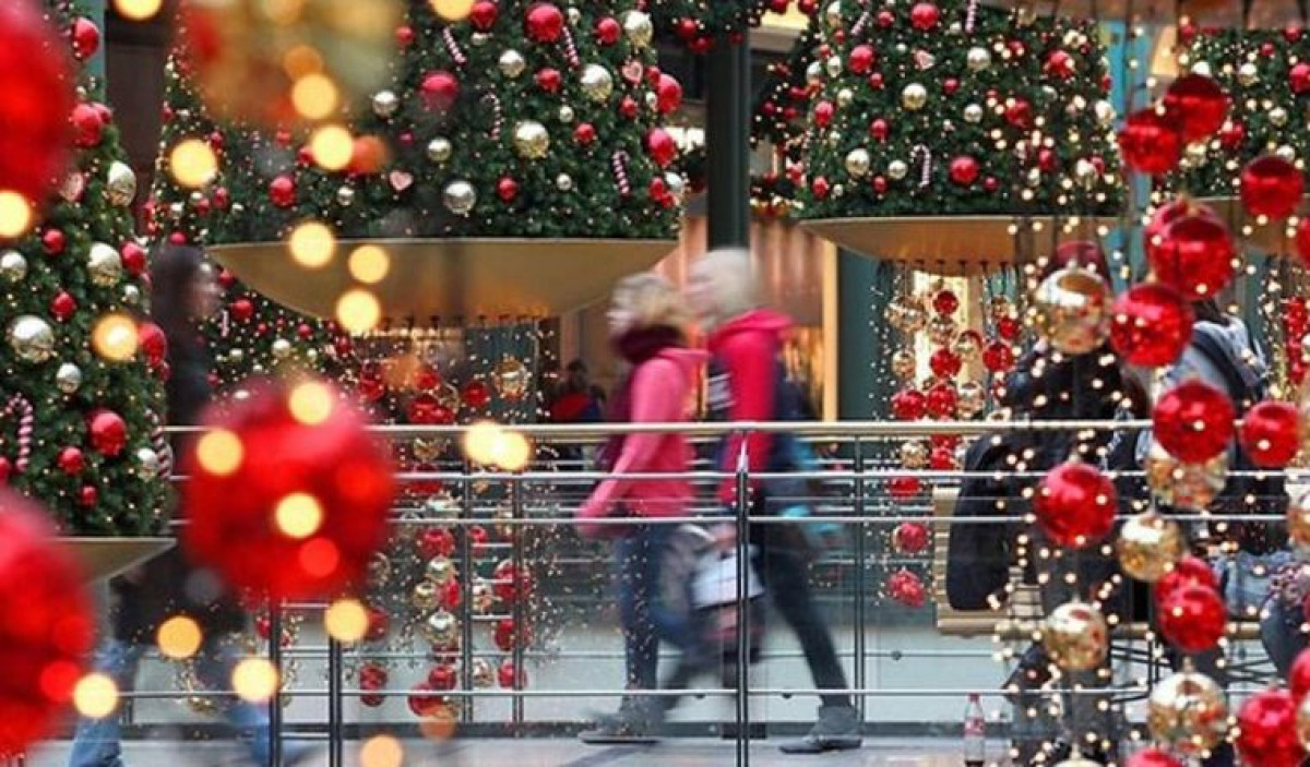 Δείτε πότε ξεκινά το εορταστικό ωράριο στα καταστήματα – Ποιες μέρες θα παραμείνουν κλειστά