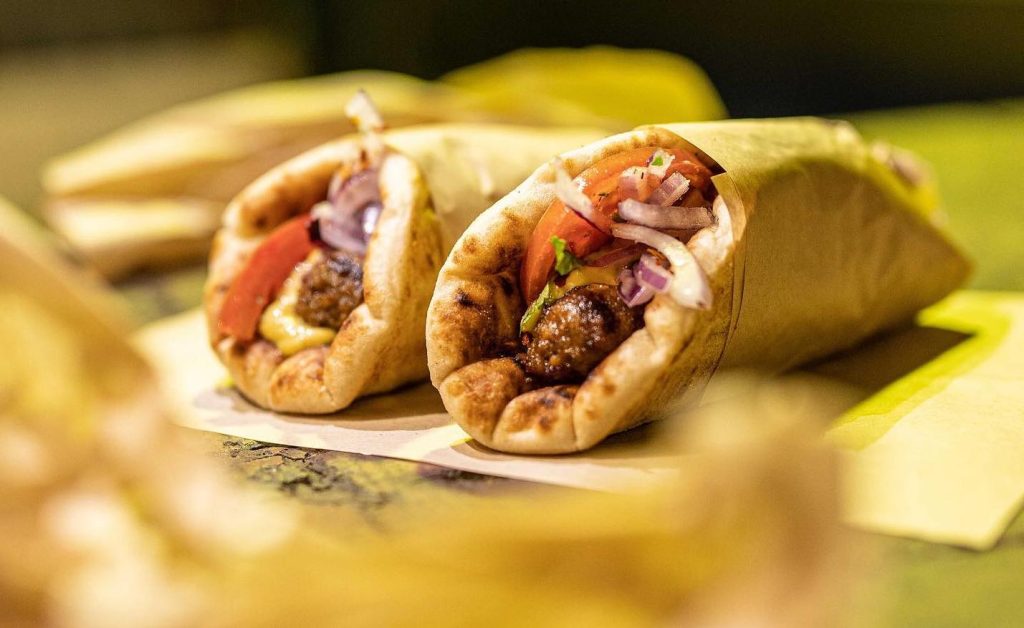 «Καλπάζει» η ακρίβεια – Εκτοξεύεται η τιμή και στο σουβλάκι