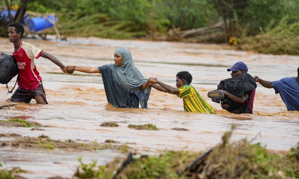 Κένυα: Τουλάχιστον 120 νεκροί εξαιτίας των σφοδρών πλημμυρών – «Εμφανίστηκαν εστίες επιδημιών» (βίντεο)