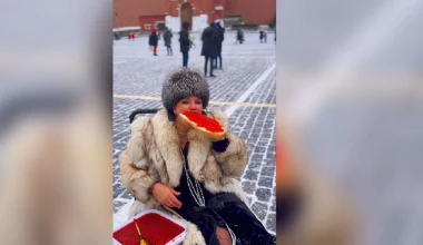 Συνελήφθη Ρωσίδα που κάθισε να φάει σάντουιτς με… 14 κιλά κόκκινο χαβιάρι στην Κόκκινη Πλατεία (βίντεο)