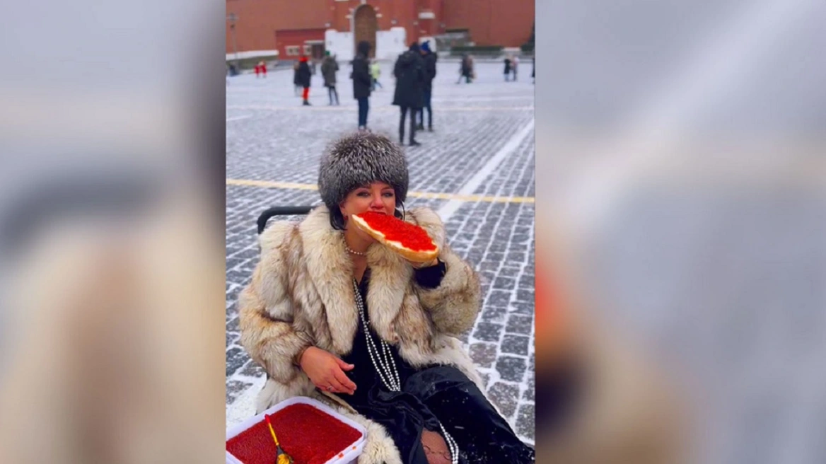 Συνελήφθη Ρωσίδα που κάθισε να φάει σάντουιτς με… 14 κιλά κόκκινο χαβιάρι στην Κόκκινη Πλατεία (βίντεο)