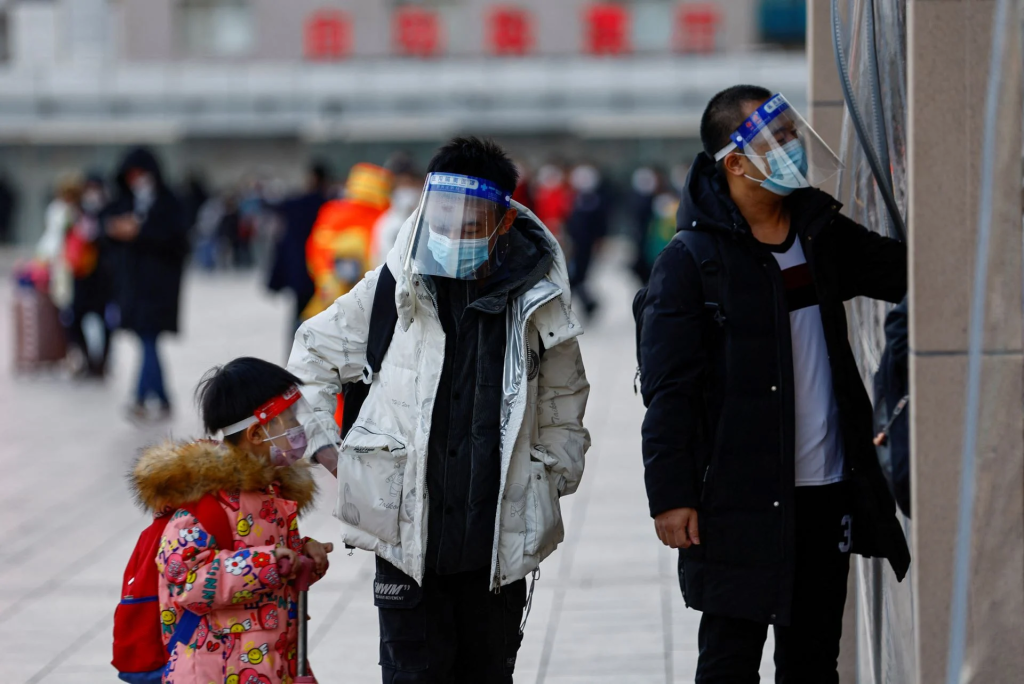 Κίνα: Επαναφέρει τις μάσκες και τις κοινωνικές αποστάσεις μετά τη μυστηριώδη πνευμονία που «χτυπάει» κυρίως παιδιά