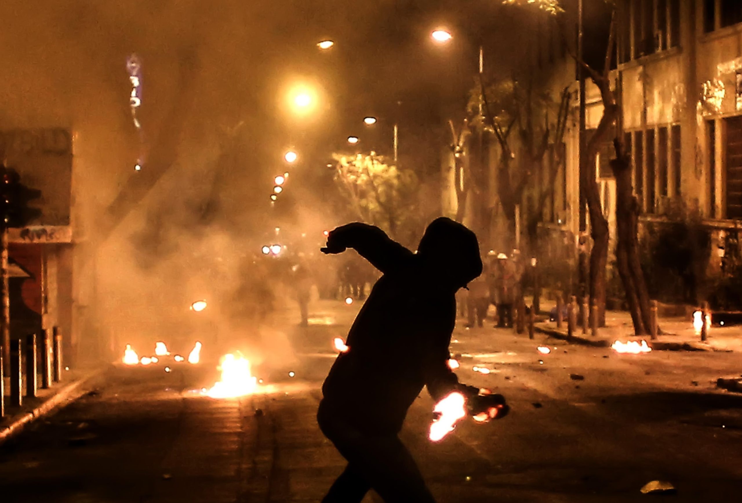 Εξάρχεια: Ομάδα ατόμων επιτέθηκε με μολότοφ σε αυτοκίνητα της ΕΛΑΣ