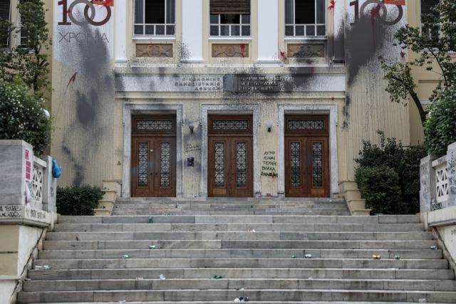 ΑΣΟΕΕ: Επτά άτομα επιτέθηκαν σε φοιτητή επειδή είχε στη τσάντα του αυτοκόλλητα της ελληνικής σημαίας και της Παναγίας