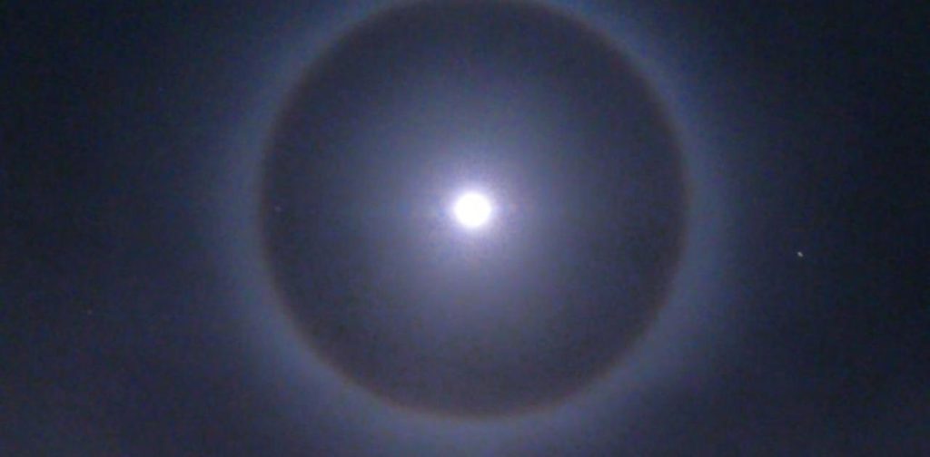 Κρήτη: Δείτε εντυπωσιακές εικόνες από το «σεληνιακό φωτοστέφανο» που εμφανίστηκε στον ουρανό (φώτο)
