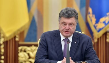 Εμπόδισαν τον πρώην πρόεδρο της Ουκρανίας Π.Ποροσένκο να φύγει από τη χώρα (βίντεο)