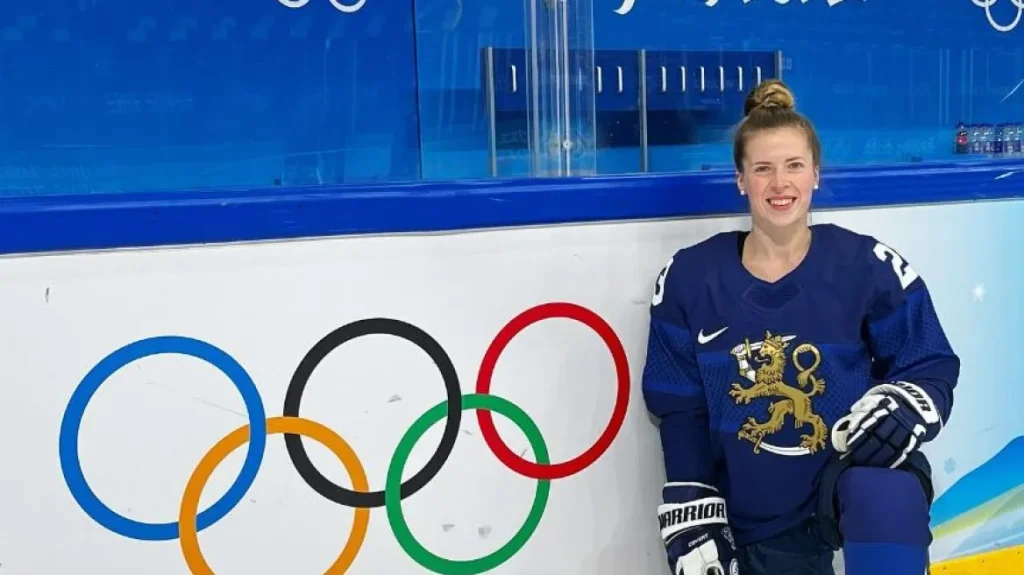 Σοβαρός τραυματισμός για αθλήτρια του χόκεϊ επί πάγου – Έμεινε παράλυτη μετά από σύγκρουση κατά τη διάρκεια του αγώνα