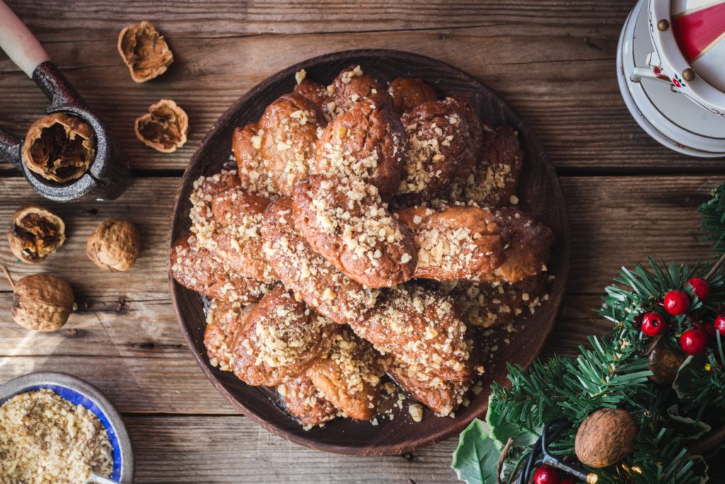 «Καλπάζει» η ακρίβεια και στα χριστουγεννιάτικα γλυκά – «Χρυσά» τα μελομακάρονα