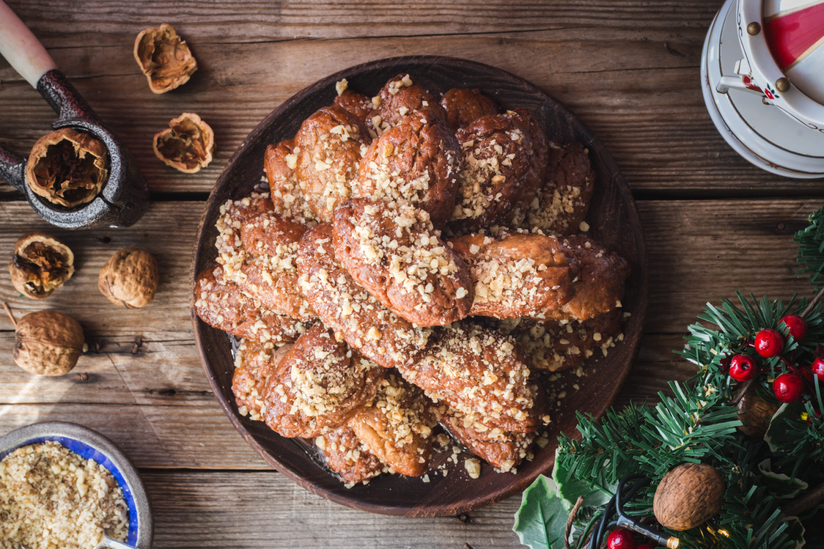 «Καλπάζει» η ακρίβεια και στα χριστουγεννιάτικα γλυκά – «Χρυσά» τα μελομακάρονα