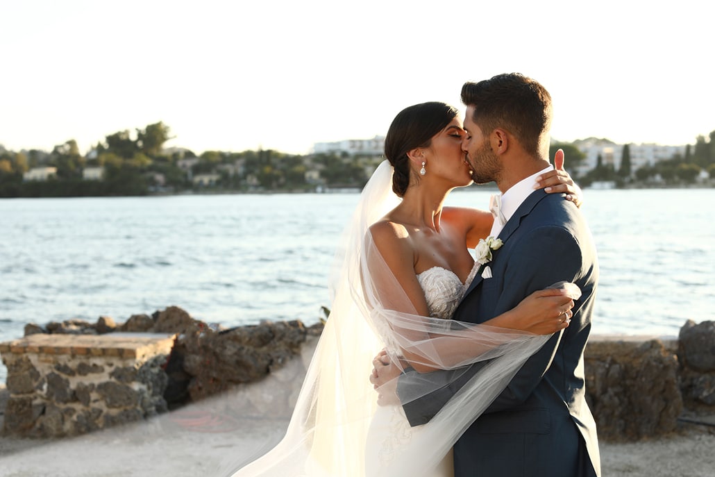 Bίντεο: Ο γαμπρός είδε τη νύφη τόσο προκλητικά ντυμένη που έπαθε σοκ